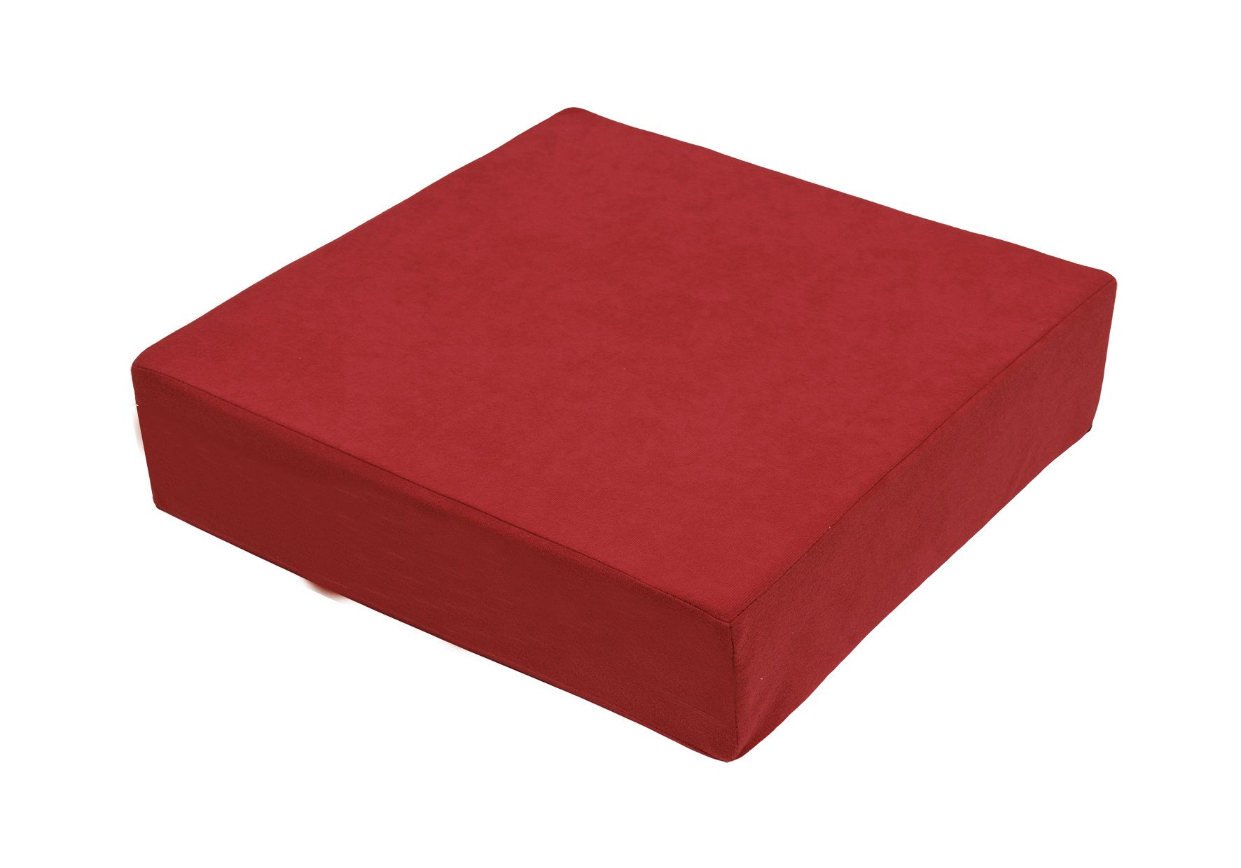 Rotes, quadratisches Sitzkissen. Aus Stoff, mit abgerundeten Kanten. Auf weißem Hintergrund.