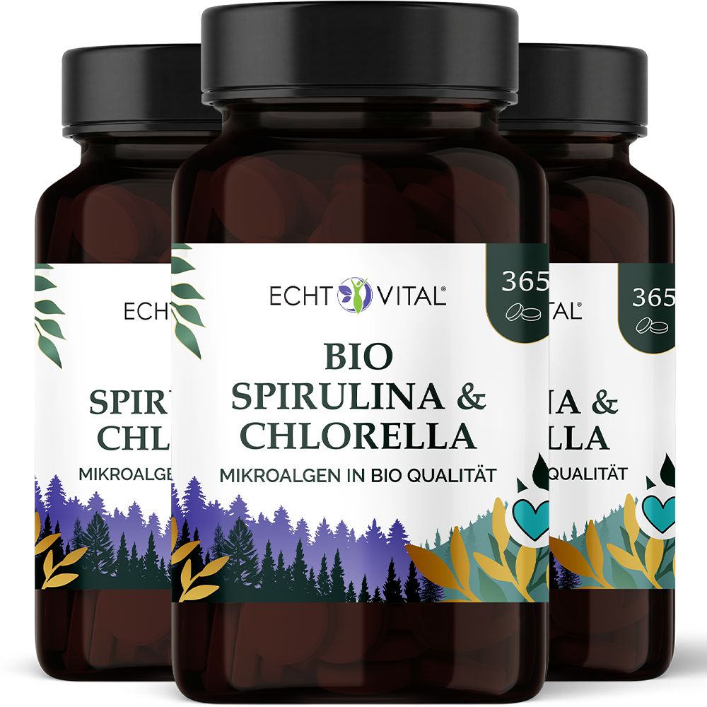 Drei Braunglasflaschen mit schwarzen Deckeln, gefüllt mit Echt Vital Bio Spirulina & Chlorella Mikroalgen.