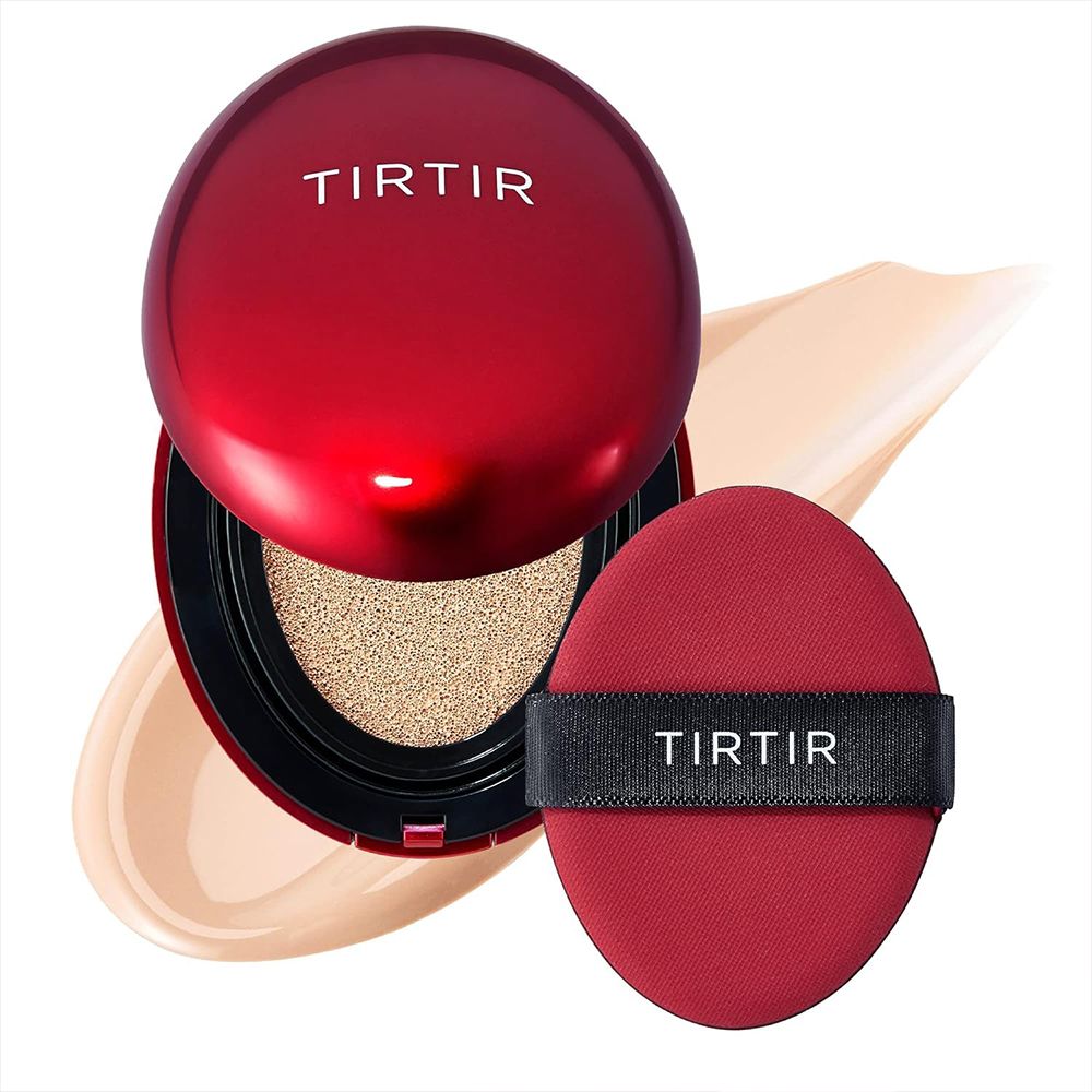 Geöffnetes TIR TIR Mask Fit Red Mini Cushion mit Applikator und Foundation-Flüssigkeit.