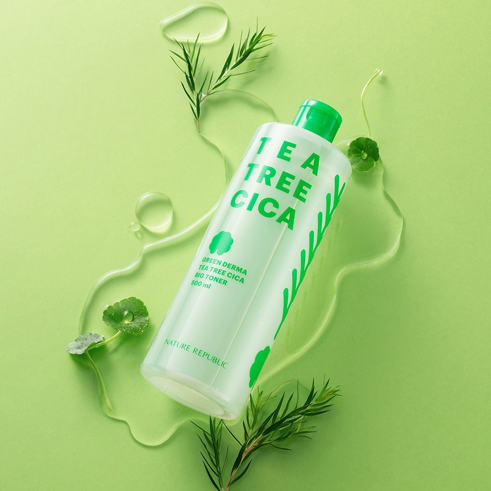 Produktflasche auf grünem Hintergrund mit Blättern und Tropfen. Aufschrift: TEA TREE CICA, GREEN DERMA, BIG TONER.