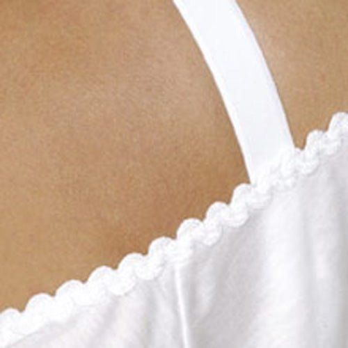 Weißes Klinikhemd, vorne offen, mit Spitze am Ausschnitt und Trägern. Detailaufnahme.