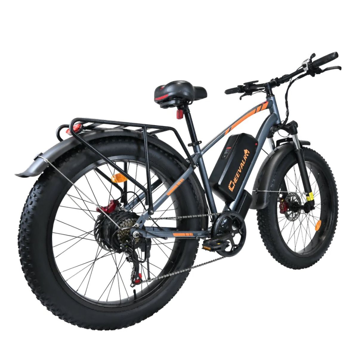 Graues Elektro-Fatbike mit schwarzen Reifen. Orangefarbene Akzentstreifen. Schwarzer Gepäckträger und Schutzbleche. Scheibenbremsen.