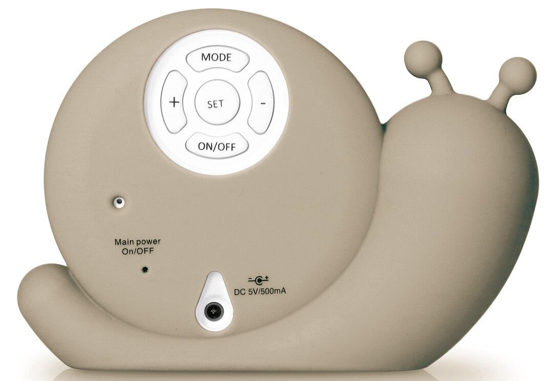 Beigefarbener Schlaftrainer in Schneckenform. Rückseite mit Bedienelementen und Anschlüssen. Beschriftung: Main power On/Off.