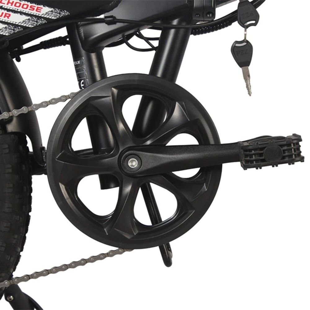 Nahaufnahme des Tretlagers eines E-Bikes. Schwarze Farbe, Kette und Pedale.