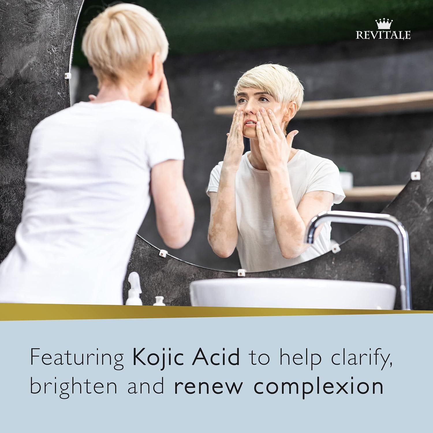 Frau betrachtet ihr Gesicht im Spiegel. Text: „Featuring Kojic Acid to help clarify, brighten and renew complexion“.