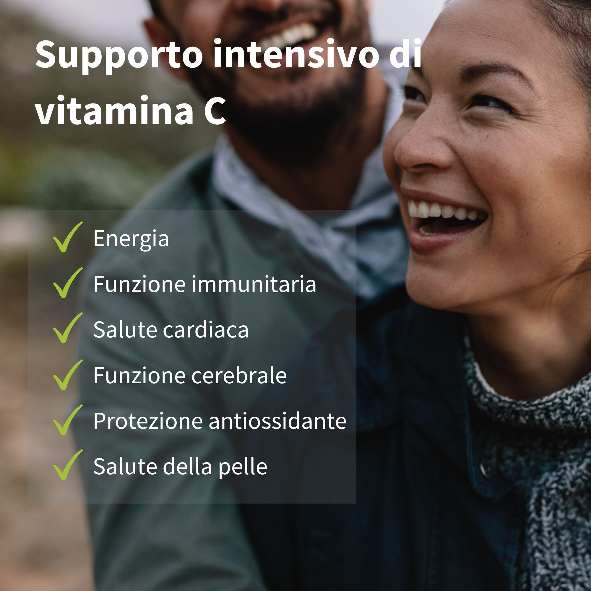 Lachendes Paar im Freien, das intensive Vitamin C-Unterstützung für Energie und Immunität zeigt.