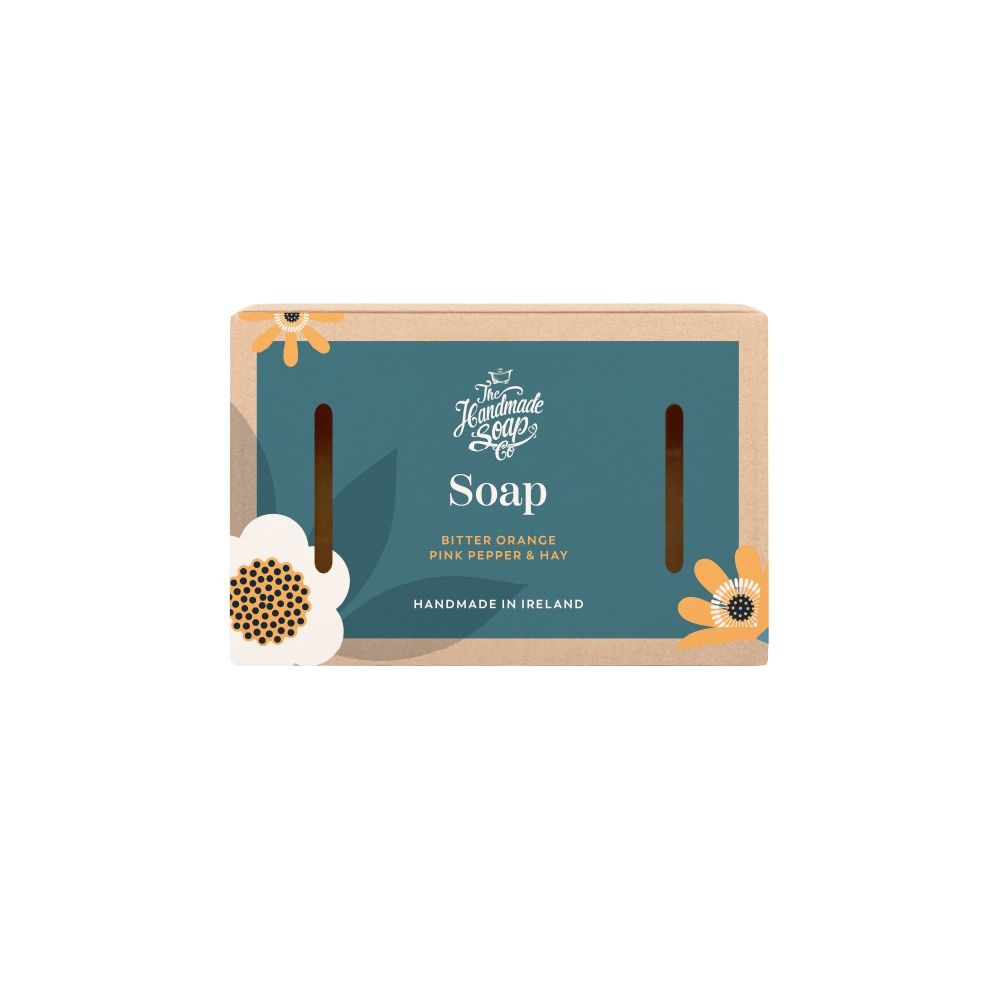 Verpackung der Seife "Bitter Orange". Aufschrift: "The Handmade Soap", "Soap", "Bitter Orange Pink Pepper & Hay", "Handmade in Ireland".