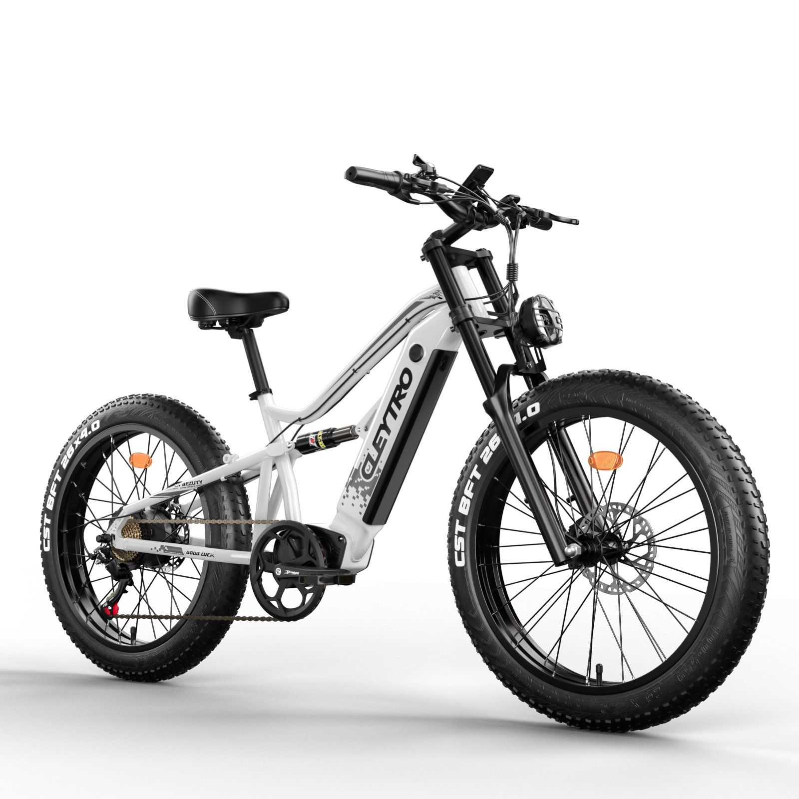 Weißes E-Mountainbike mit schwarzen Reifen und Details. Marke Cleytro. Große Reifen, Federung, Scheinwerfer.