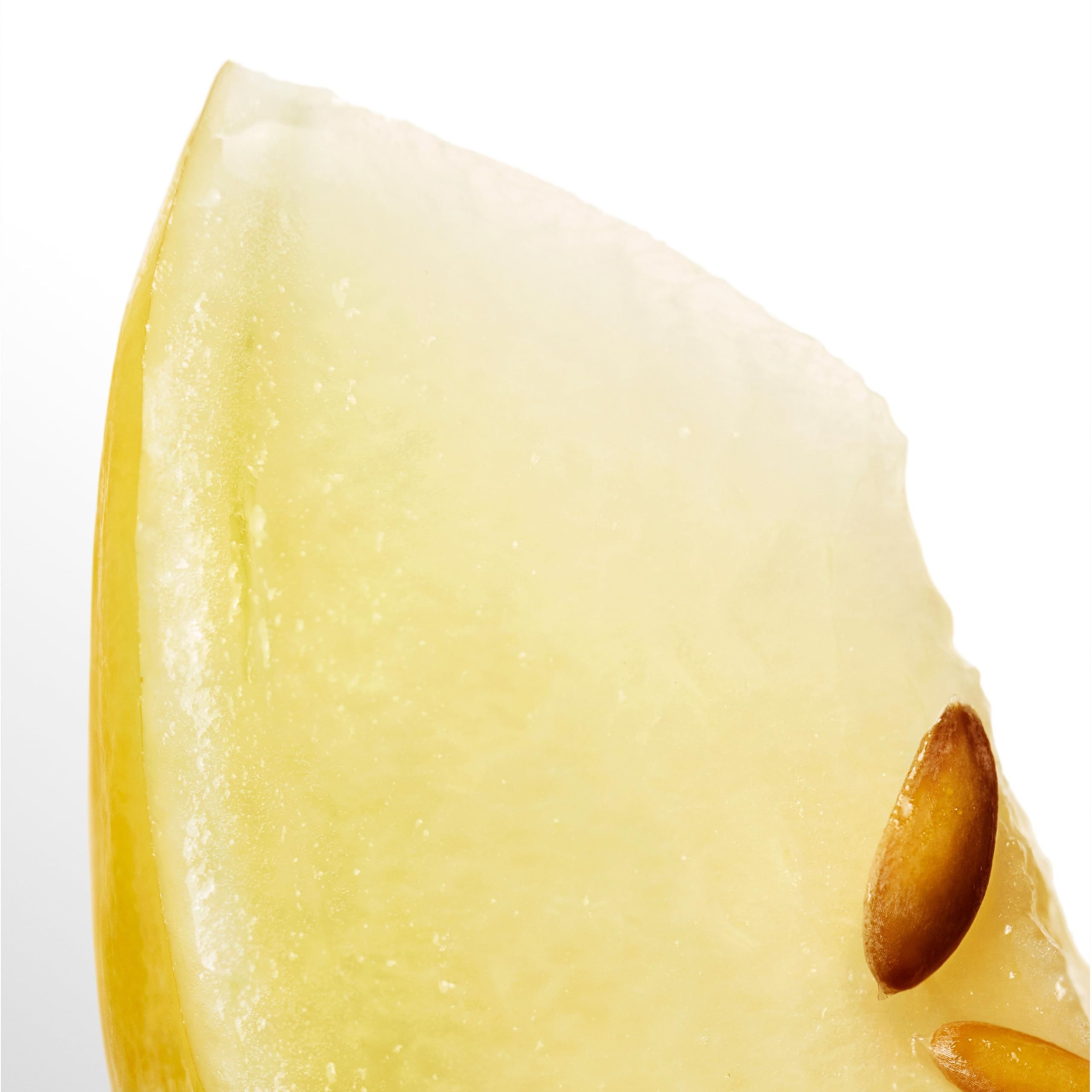 Nahaufnahme eines gelben Melonenstücks mit Kernen.