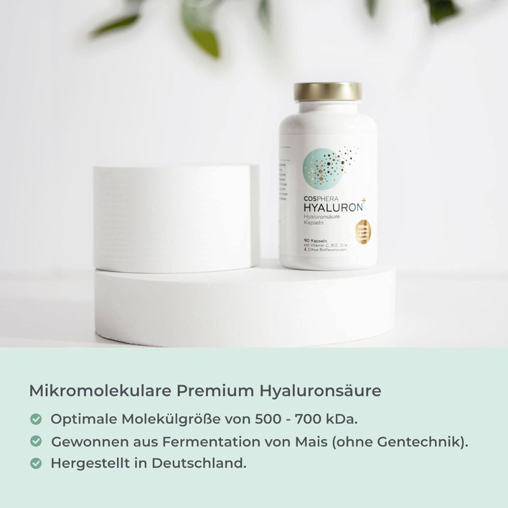 Weiße Flasche mit Produktaufdruck auf Podest. Text: Mikromolekulare Premium Hyaluronsäure. Optimale Molekülgröße. Hergestellt in Deutschland.