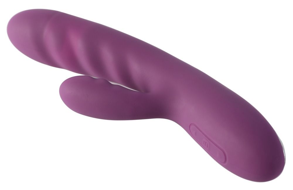 Lila Vibrator mit gebogener Form. Oberteil mit Rillen. Unterteil mit gebogener Form.