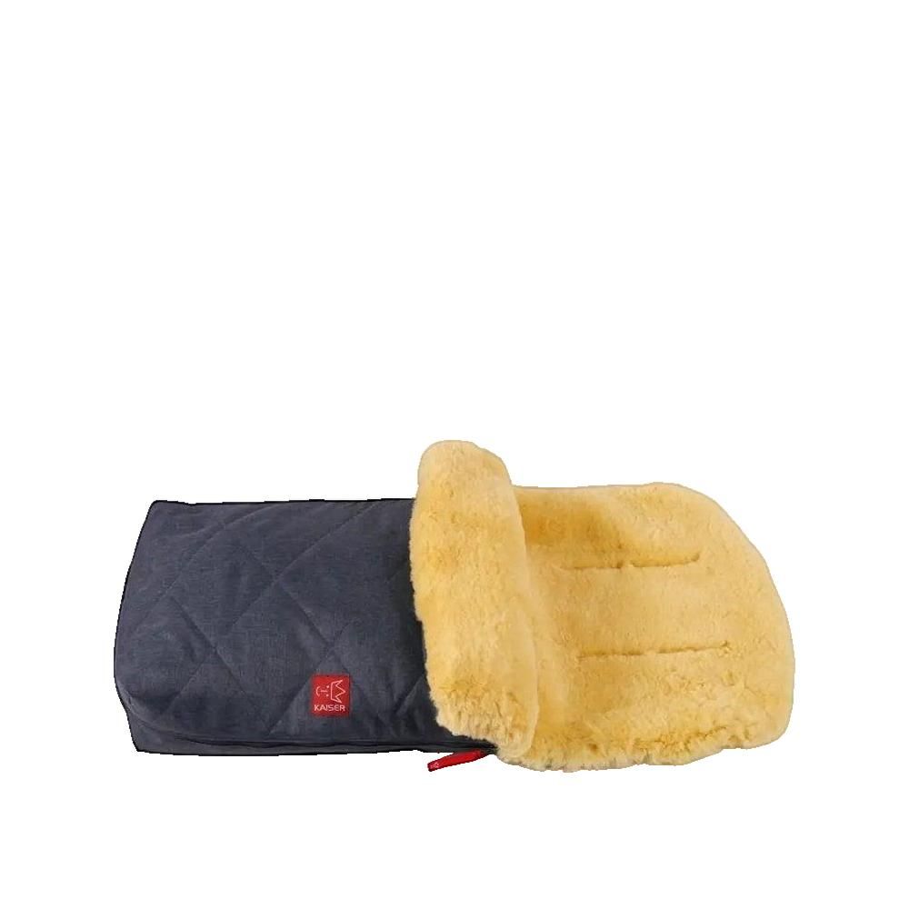 Beige Lammfell-Chancelière, dunkelblaues Außenmaterial, rotes Kaiser-Logo. Teilweise geöffnet, zeigt das Lammfell. Für Kinder bis 24 Monate.