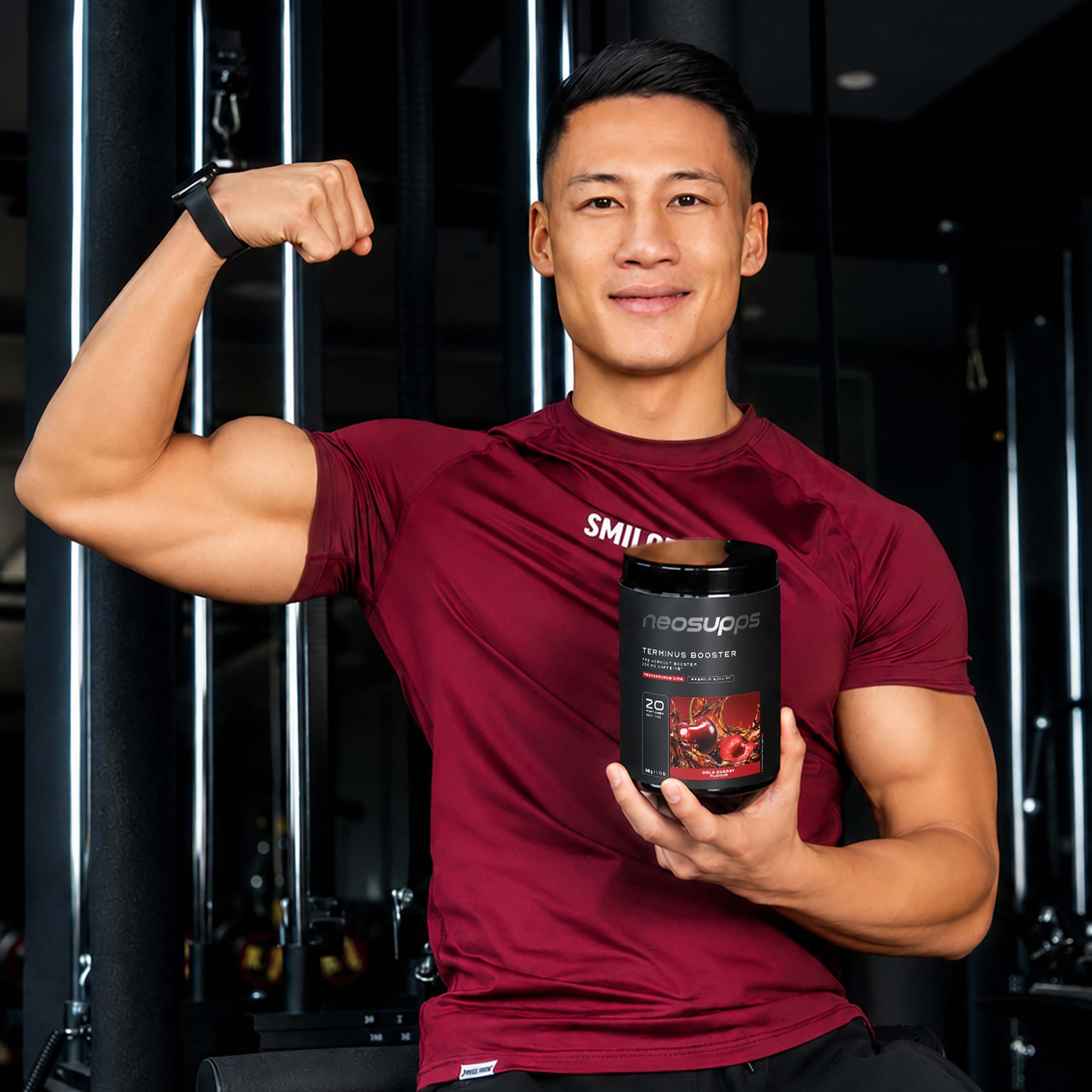 Mann mit Dose "neosupps Terminus Booster" und Muskeln. Mann trägt rotes Shirt.
