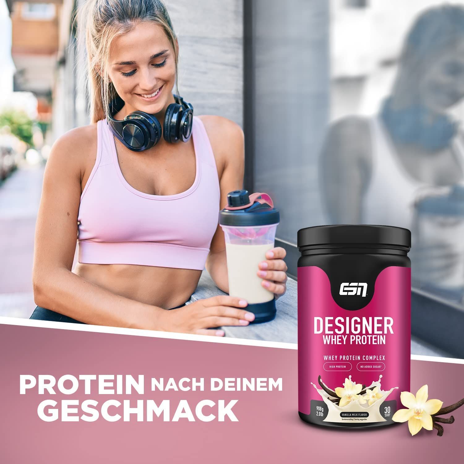 Frau mit Kopfhörern hält Shaker und Dose mit DESIGNER WHEY PROTEIN. Aufschrift: PROTEIN NACH DEINEM GESCHMACK.