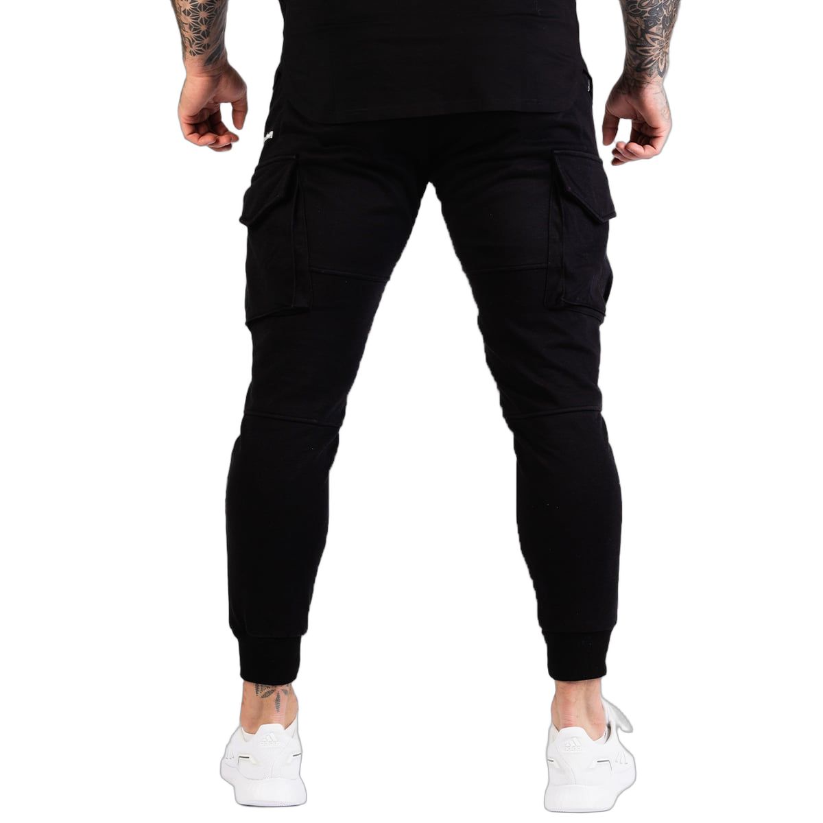 Rückansicht einer schwarzen Herren Cargo Jogginghose mit schmaler Passform.