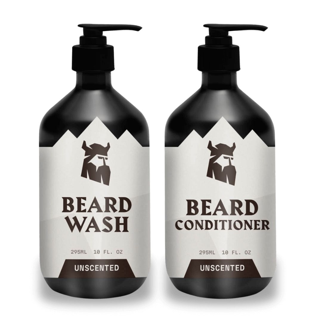 Zwei schwarze Flaschen mit Pumpverschluss. Aufschrift: Beard Wash und Beard Conditioner. Unparfümiert.