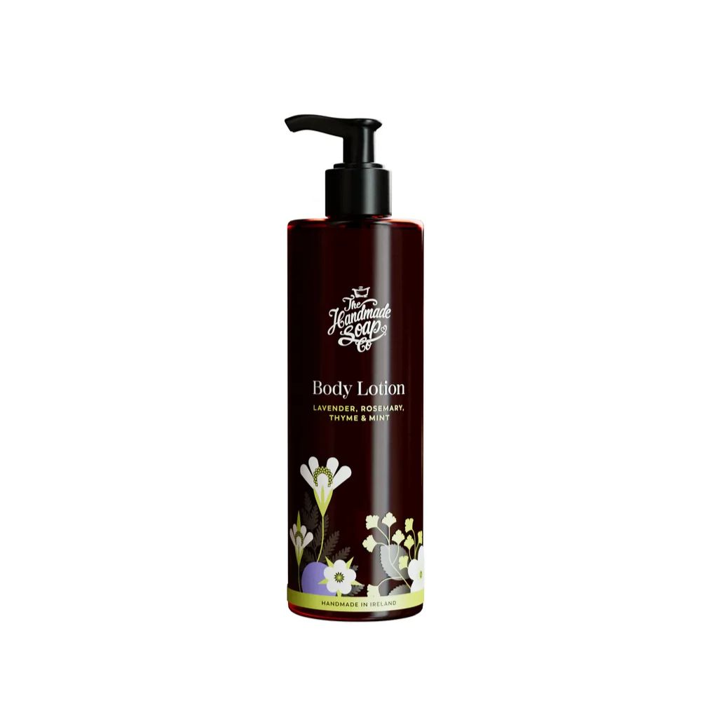 Braune Flasche mit schwarzem Pumpkopf. Aufschrift: Body Lotion, Lavendel, Rosmarin, Thymian & Minze. Floral-Dekor.