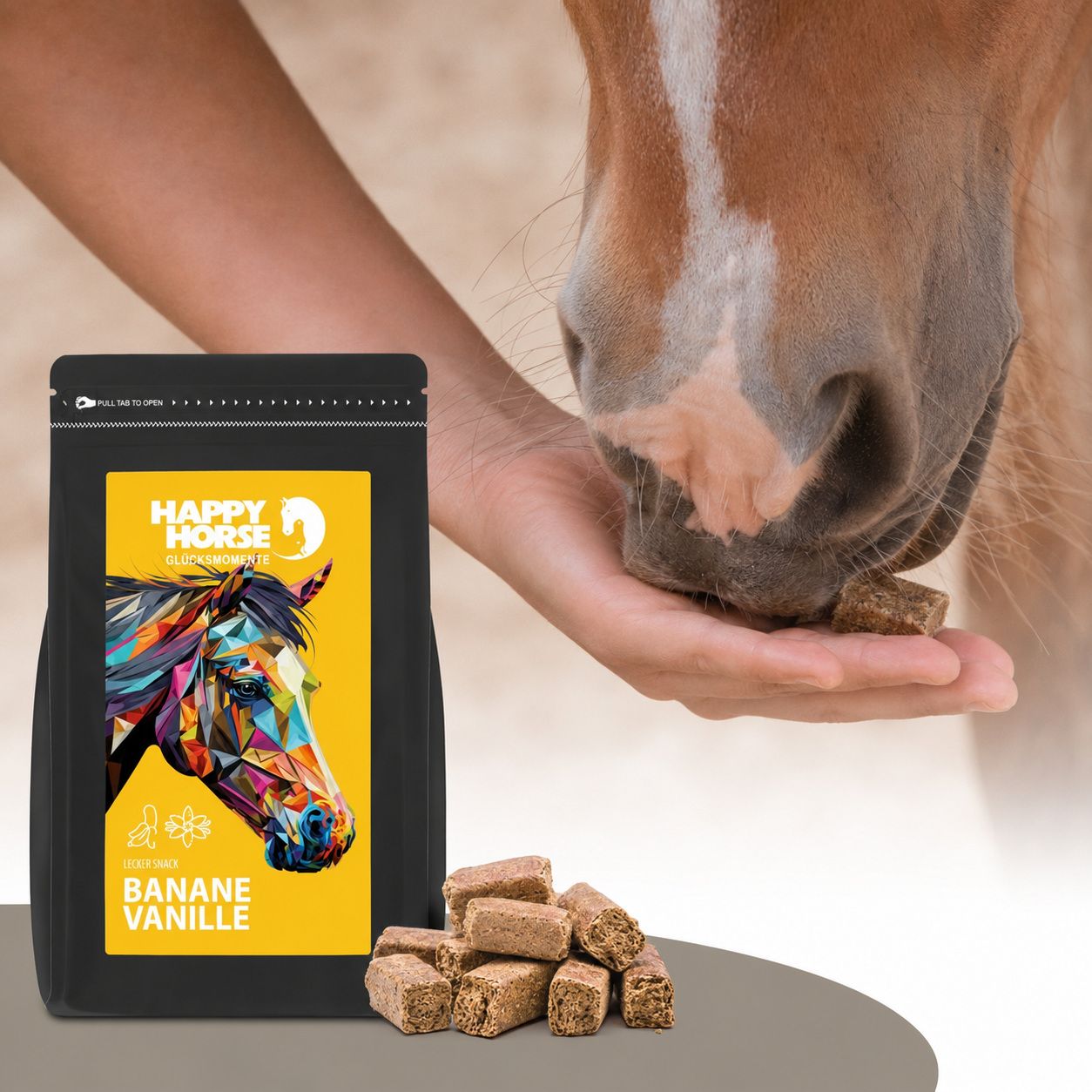 Pferd frisst Happy Horse Lecker Snack Banane Vanille aus der Hand.