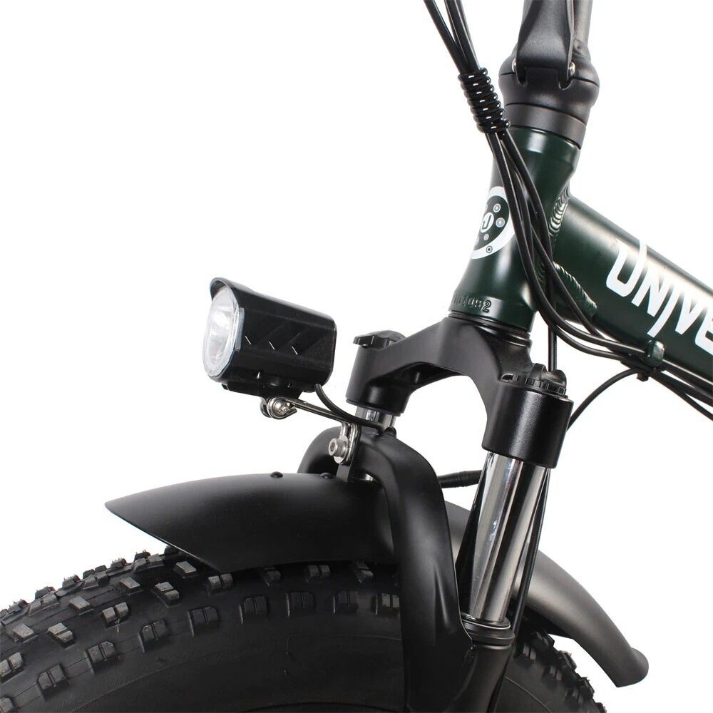 Nahaufnahme der Vorderradgabel eines E-Bikes. Scheinwerfer, Schutzblech, breiter Reifen.