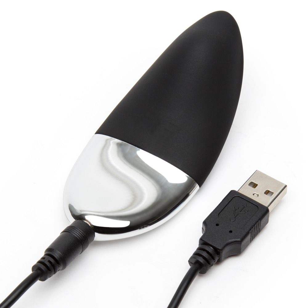 Schwarzer Vibrator mit silberfarbenem Ende. Mit USB-Kabel verbunden. Ergonomische Form.