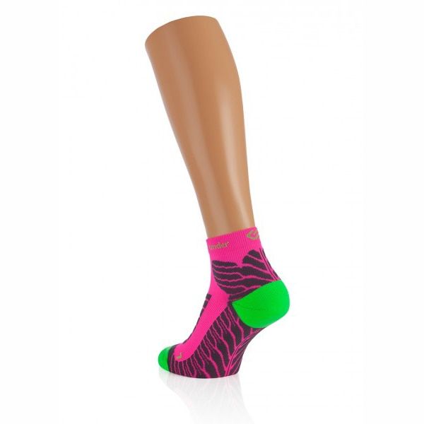 Socken, pink mit grünem Akzent. Muster in Schwarz. Auf einer Schaufensterpuppe. Marke UNDER PRESSURE.