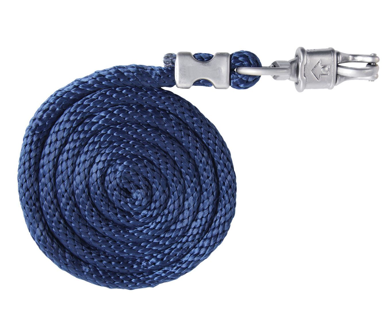 Blauer Führstrick mit Panikhaken. Geflochtenes Seil, Metallkarabiner und Panikverschluss. Aufgerollt auf weißem Hintergrund.