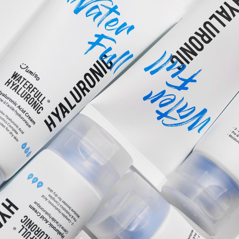 Mehrere Tuben mit "Water Full Hyaluronic" Schriftzug. Produktnamen und Logos sichtbar. Klare Kappen.