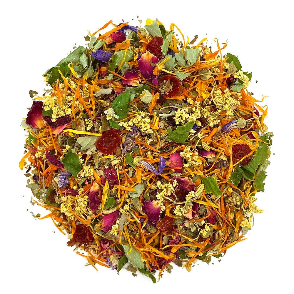 Nahaufnahme einer Kräutermischung. Verschiedene getrocknete Kräuter und Blütenblätter, darunter orangefarbene Blüten.