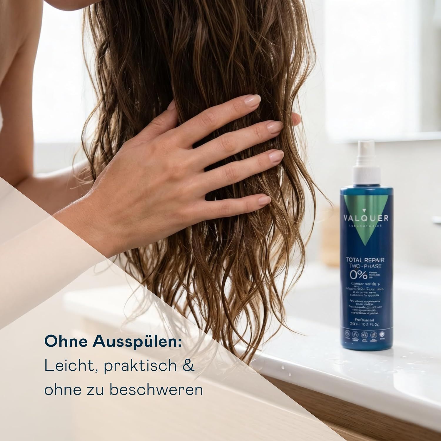 Frau mit langen, nassen Haaren, die eine Flasche Valquer Total Repair Spray hält.