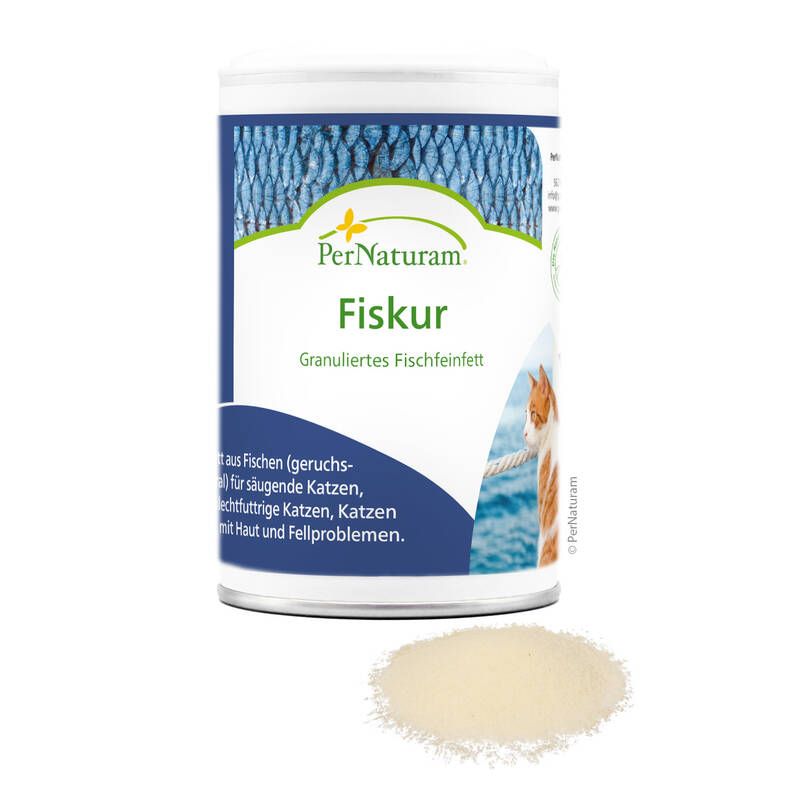 Zylinderdose mit Produktnamen Fiskur. Darunter granuliertes Fischfeinfett. Aufschrift: PerNaturam. Daneben ein Haufen granuliertes Fischfeinfett.
