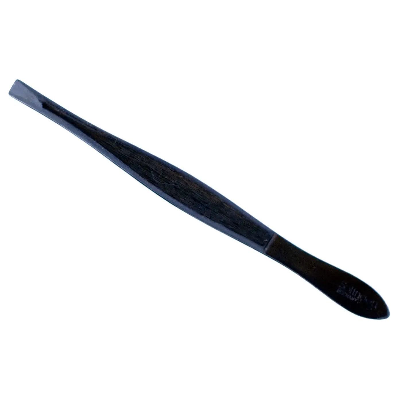Pinzette, gerade, nach innen gebogen. Dunkles Metall, längliche Form mit abgeflachten Enden. Detailansicht, isoliert auf weißem Hintergrund.
