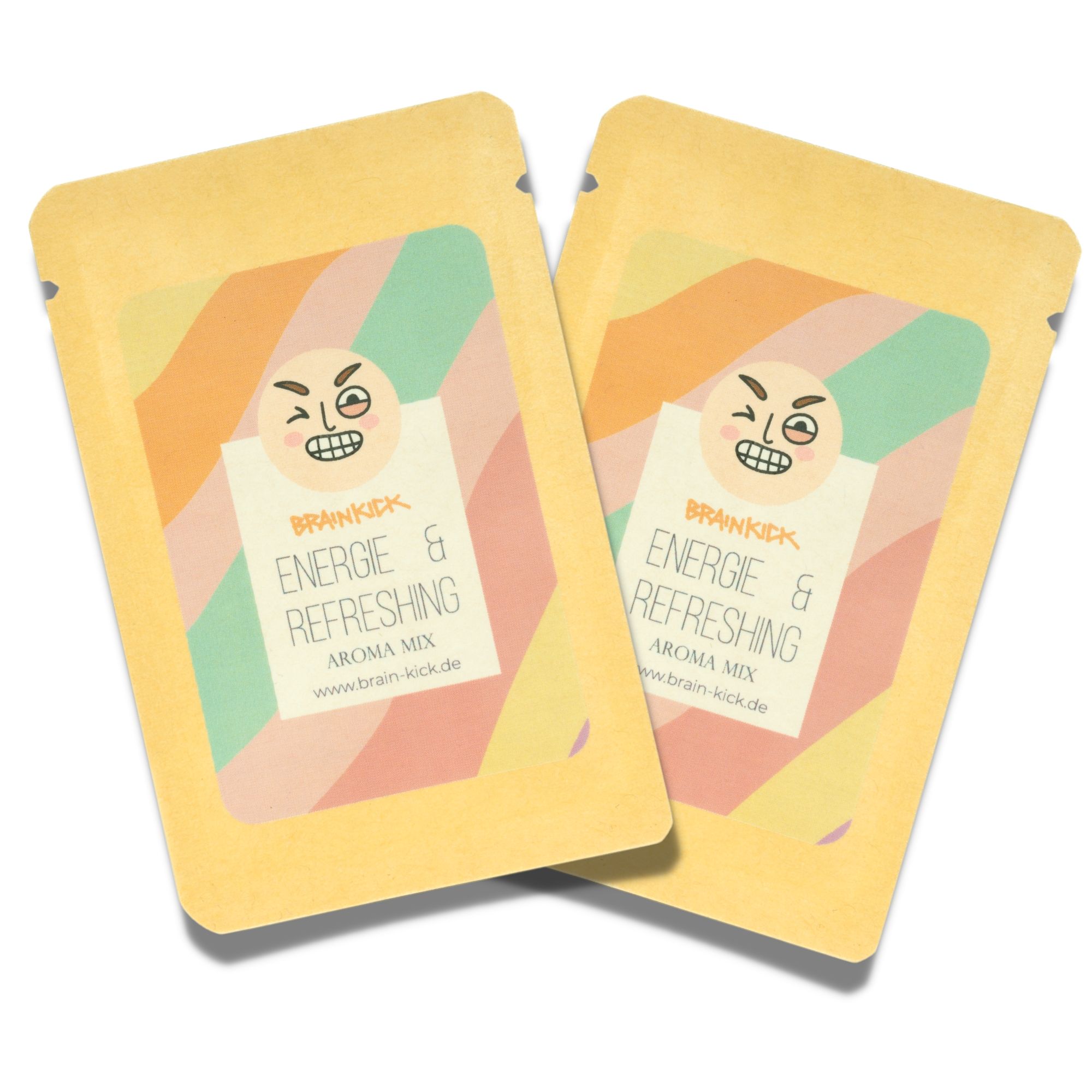 Zwei gelbe Beutel mit Aufdruck. Aufschrift: Energie & Erfrischung, BrainKick. Mehrfarbiger Hintergrund.