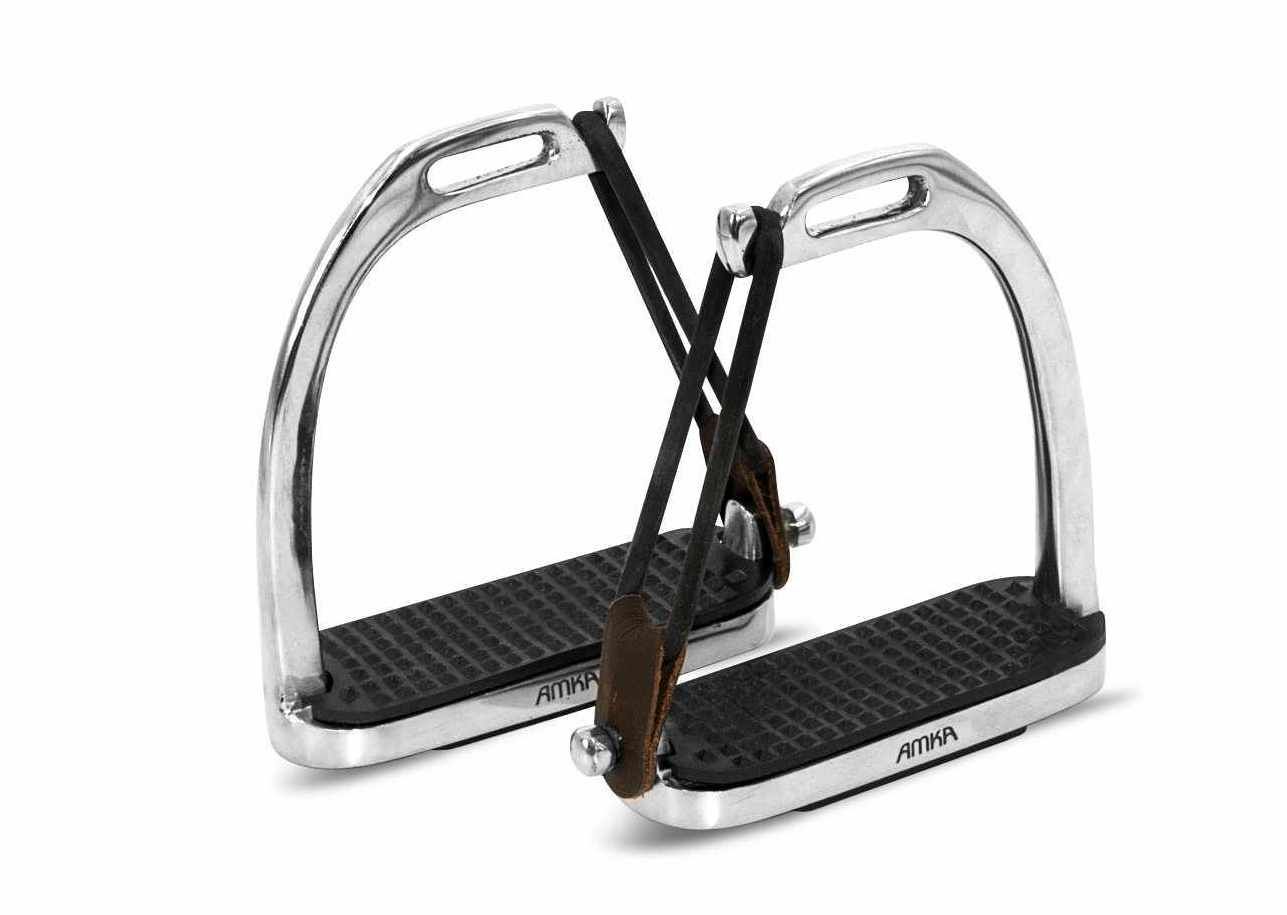 Zwei AMKA Sicherheitssteigbügel aus Metall mit schwarzer Trittfläche und Lederriemen. Aufschrift AMKA.