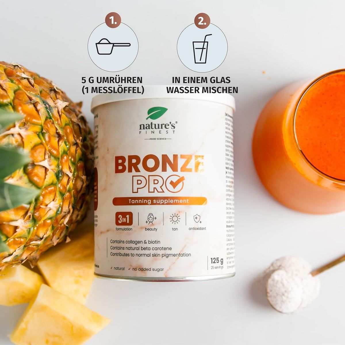 Anleitung: 5g in Wasser mischen. Ananas, Glas mit Flüssigkeit, Löffel mit Pulver. Dose Bronze PRO. Auf weißem Hintergrund.