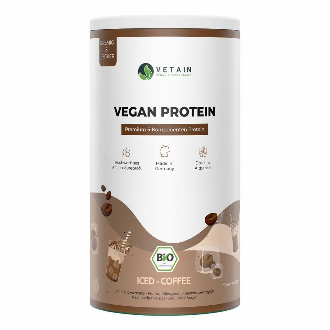 Zylinderdose Vetain Vegan Protein Iced-Coffee. Weißes Etikett mit Logo, Produktname, und Bio-Siegel. Kaffeebohnen und Eisgetränk-Illustration.