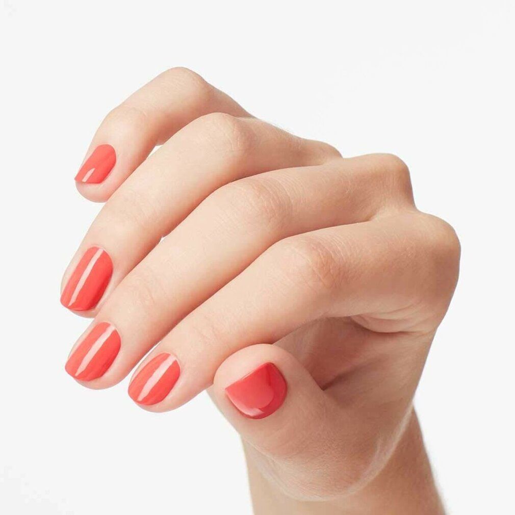 Hand mit lackierten Fingernägeln. Nagellack, Smalto per unghie, rot. Sichtbar: Farbe, Glanz. #Livelovecarnaval