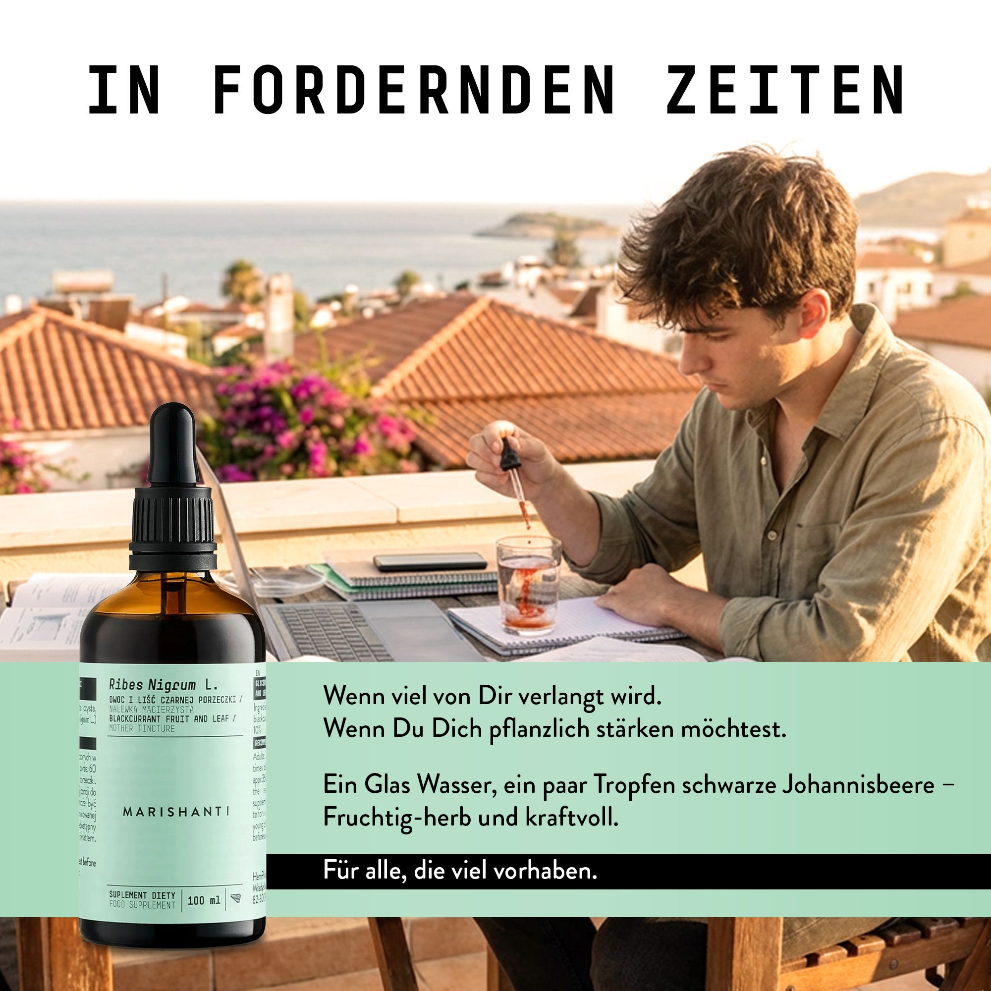 Braune Flasche mit Tropfer. Marishanti Schwarze Johannisbeere Extrakt. Mann gießt Extrakt in Glas Wasser.