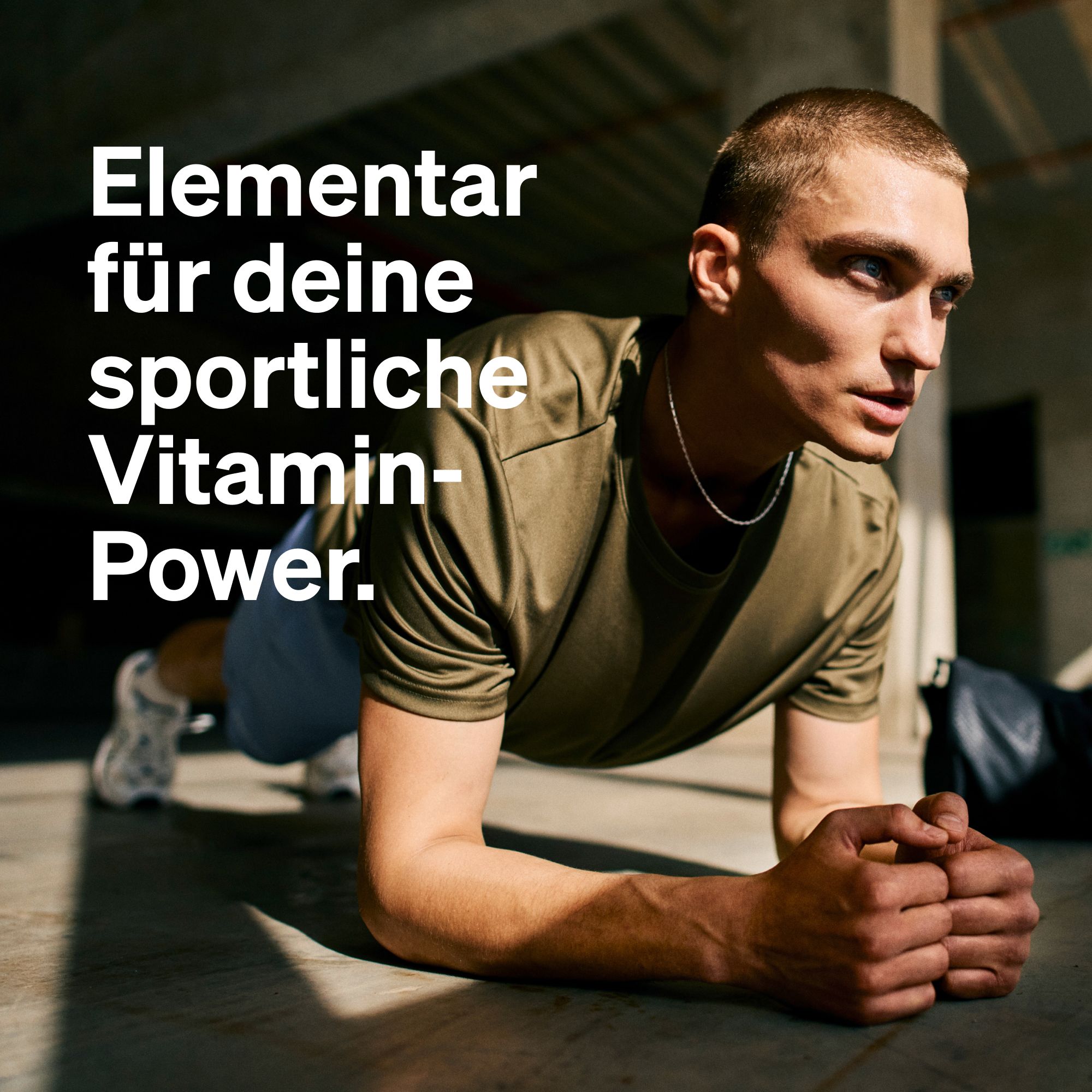 Mann in Sportkleidung macht Plank. Text: "Elementar für deine sportliche Vitamin-Power."