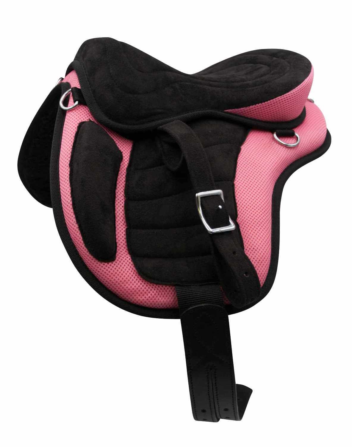 Rosa-schwarzer baumloser Sattel. Schwarze Polsterung, rosa Seiten. D-Ringe und Gurte. Schwarze Riemen mit Schnalle.