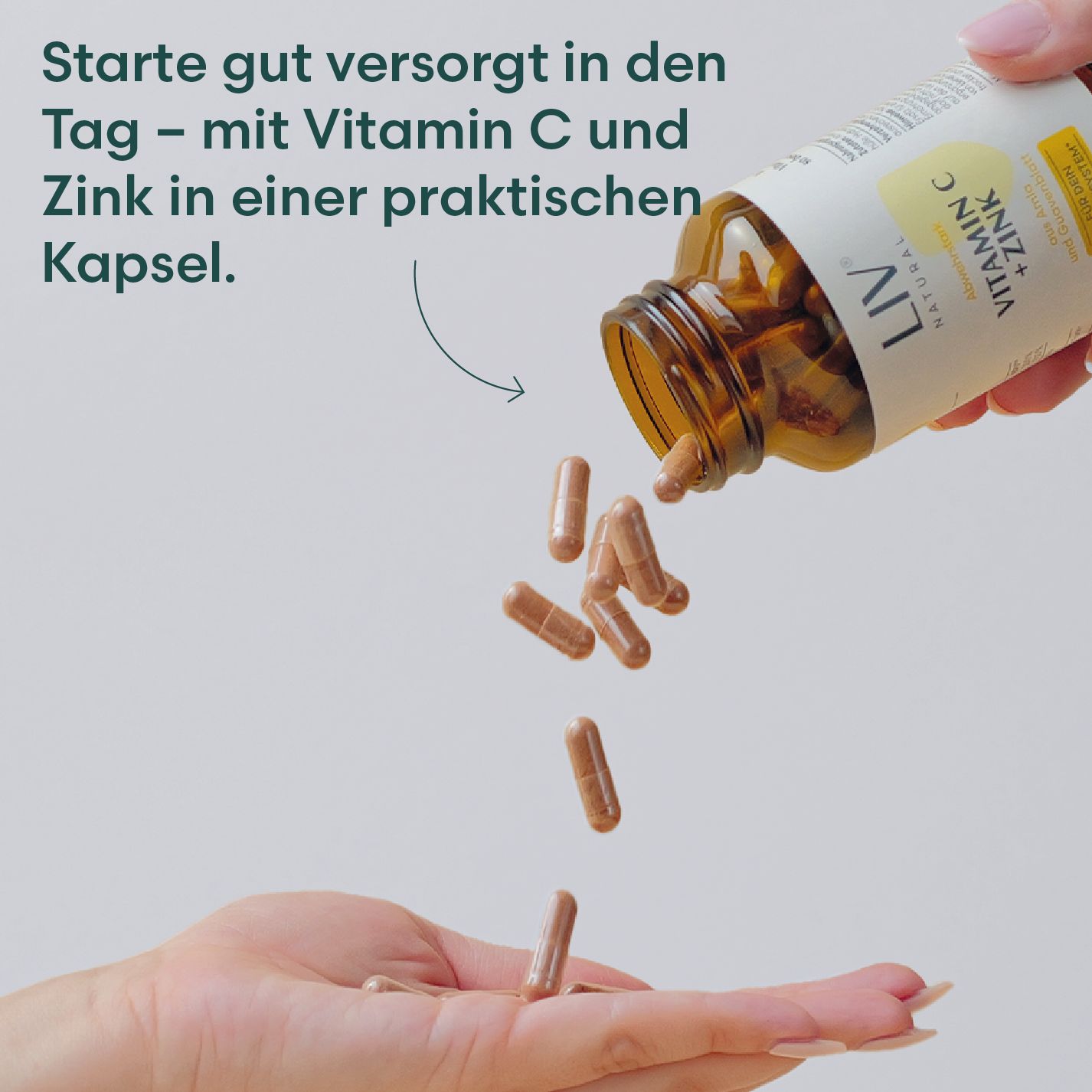 Braune Glasflasche mit Kapseln, die in eine Hand fallen. Aufschrift: LIV Vitamin C + Zink. Kapseln sind braun und länglich.