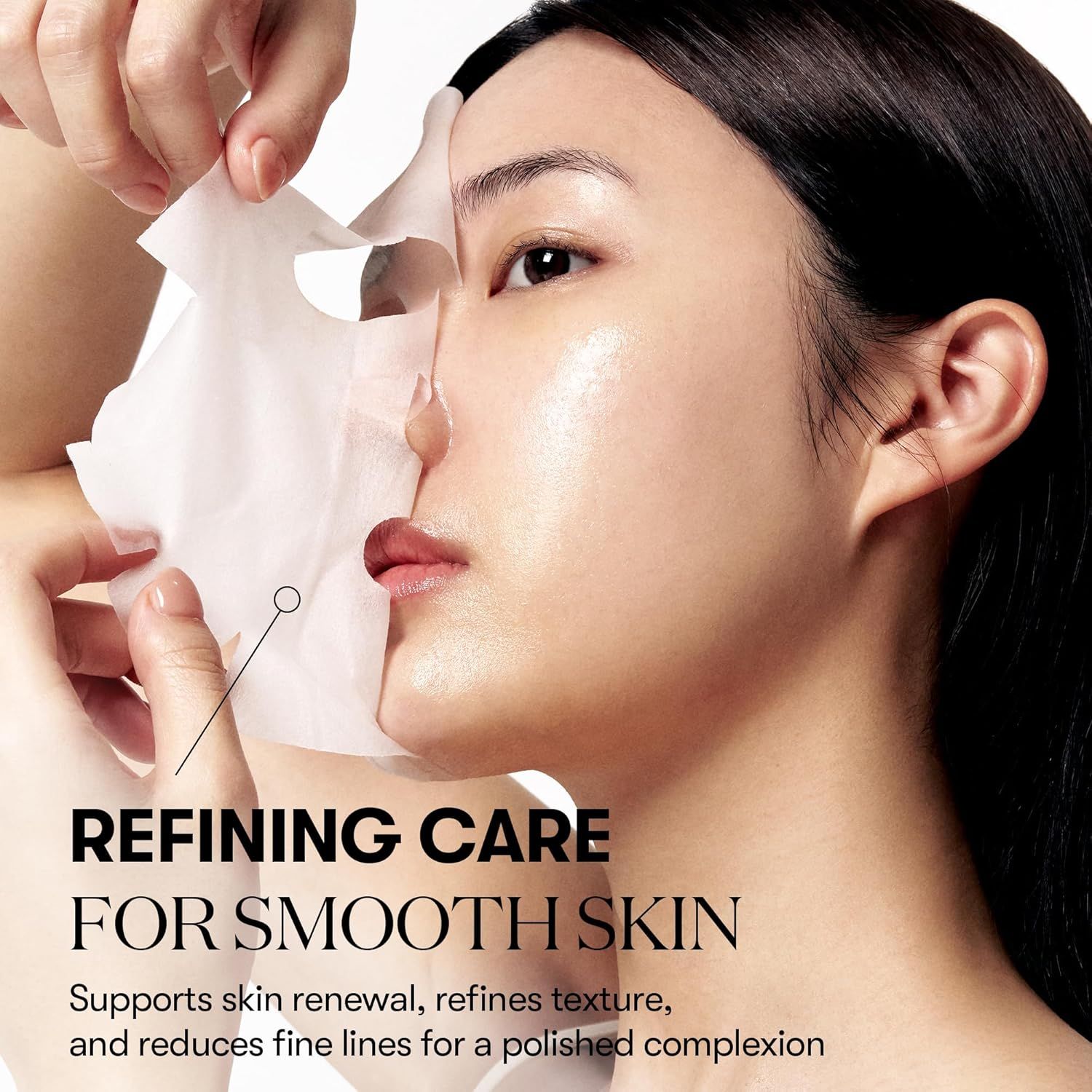 Gesicht einer Frau mit einer Maske. Eine Hand hält die Maske, die andere zieht sie ab. Text: REFINING CARE FOR SMOOTH SKIN.