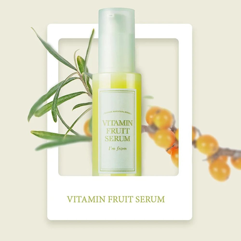 Serumflasche in weißem Rahmen mit Sanddornzweig. Aufschrift: Vitamin Fruit Serum, I'm from.