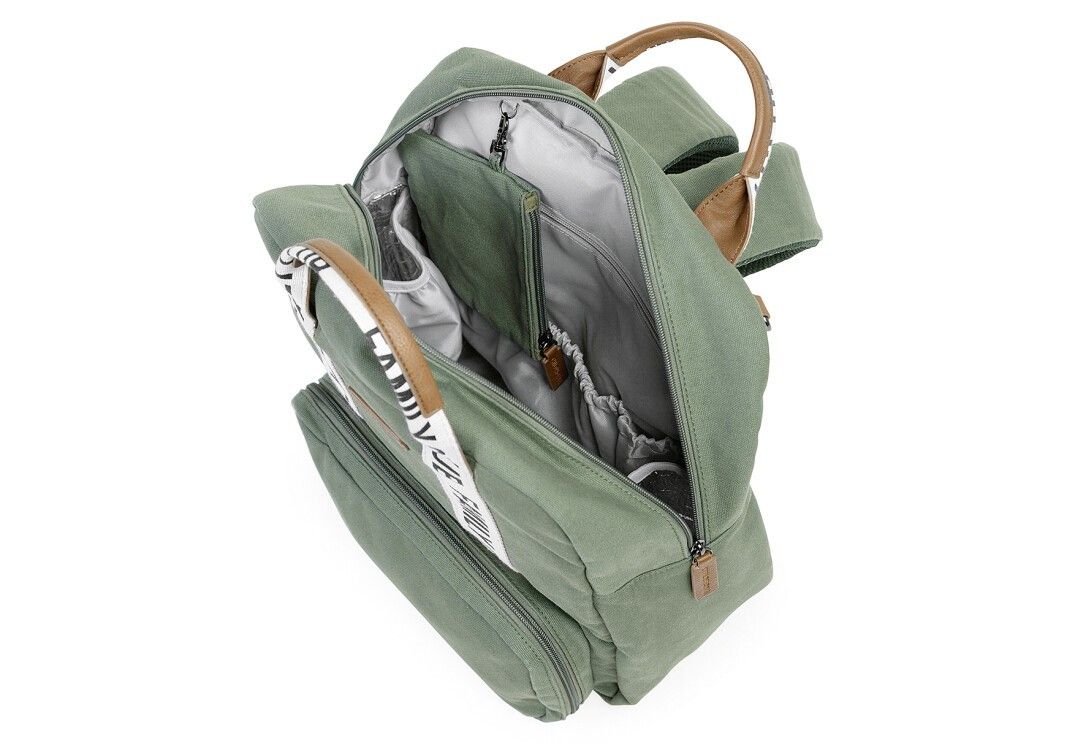 Grüner Wickelrucksack mit geöffneten Fächern. Innenliegend: Taschen und Fächer. Weiße Träger mit FAMILY CLUB-Schriftzug.