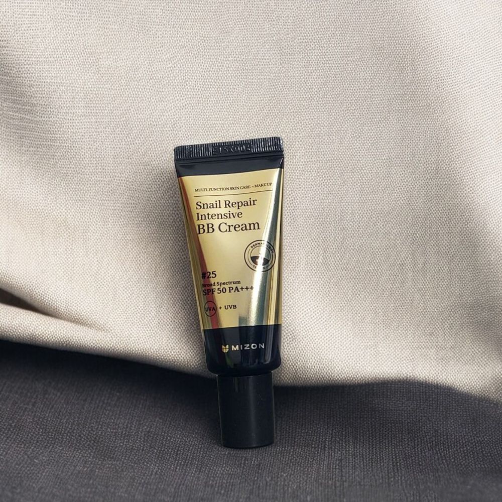 MIZON Snail Repair BB Cream Nr. 25 Tube. Goldfarbenes Design mit schwarzem Deckel. Text: SPF 50 PA+++, Dermatologisch getestet.