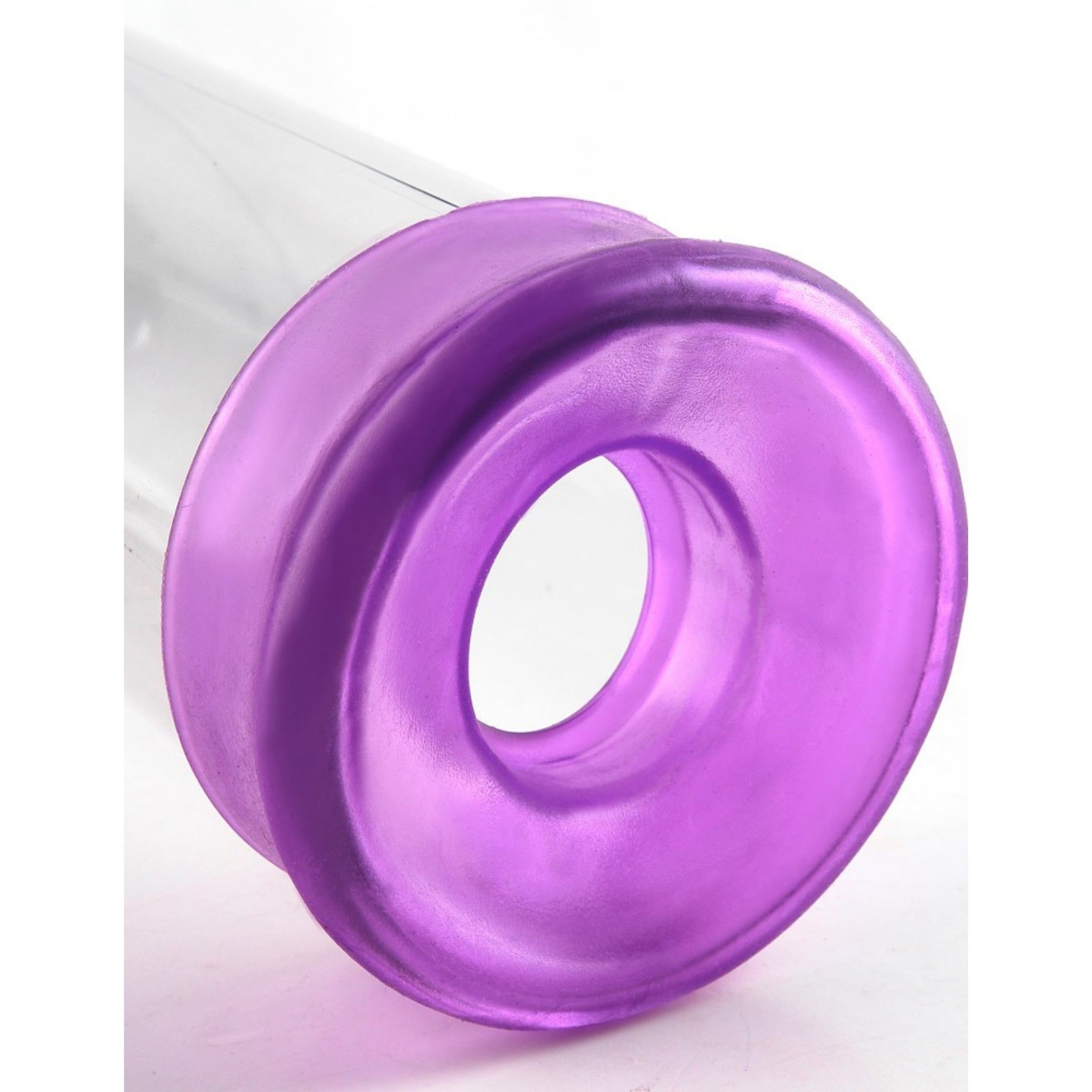 Nahaufnahme einer violetten Manschette. Ringförmig, aus weichem Material. Für eine Zylinderpumpe.