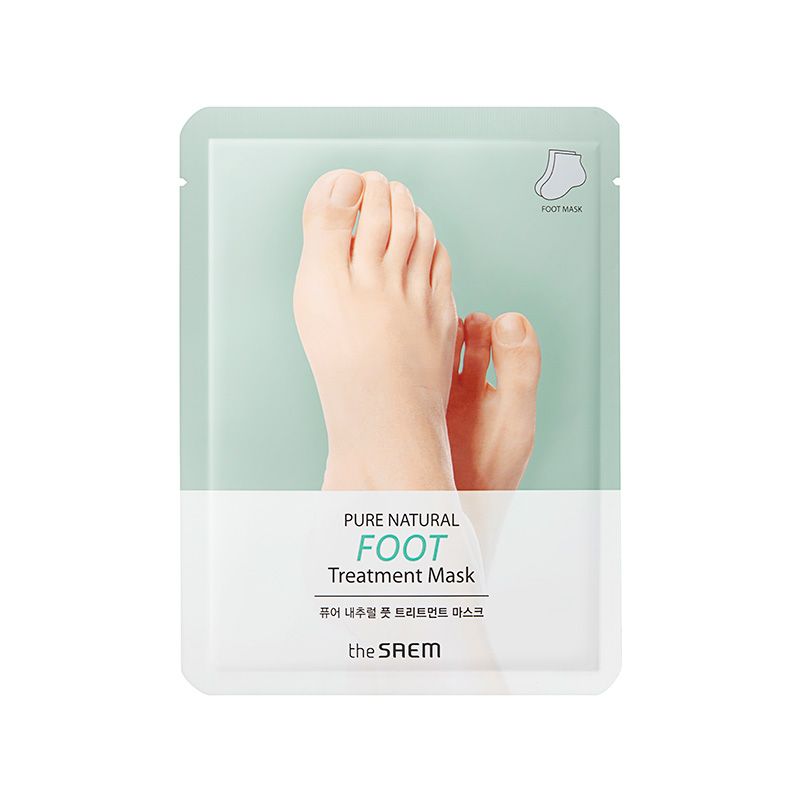 Fußmaske-Verpackung mit abgebildetem Fuß. Text: Pure Natural Foot Treatment Mask. Marke: the SAEM. Hellgrüner Hintergrund.