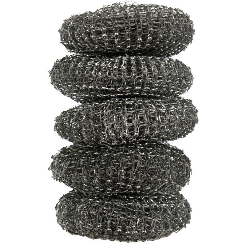 Fünf metallische Reinigungsschwämme, rund und ineinander gestapelt. Die Schwämme bestehen aus einem Drahtgeflecht.