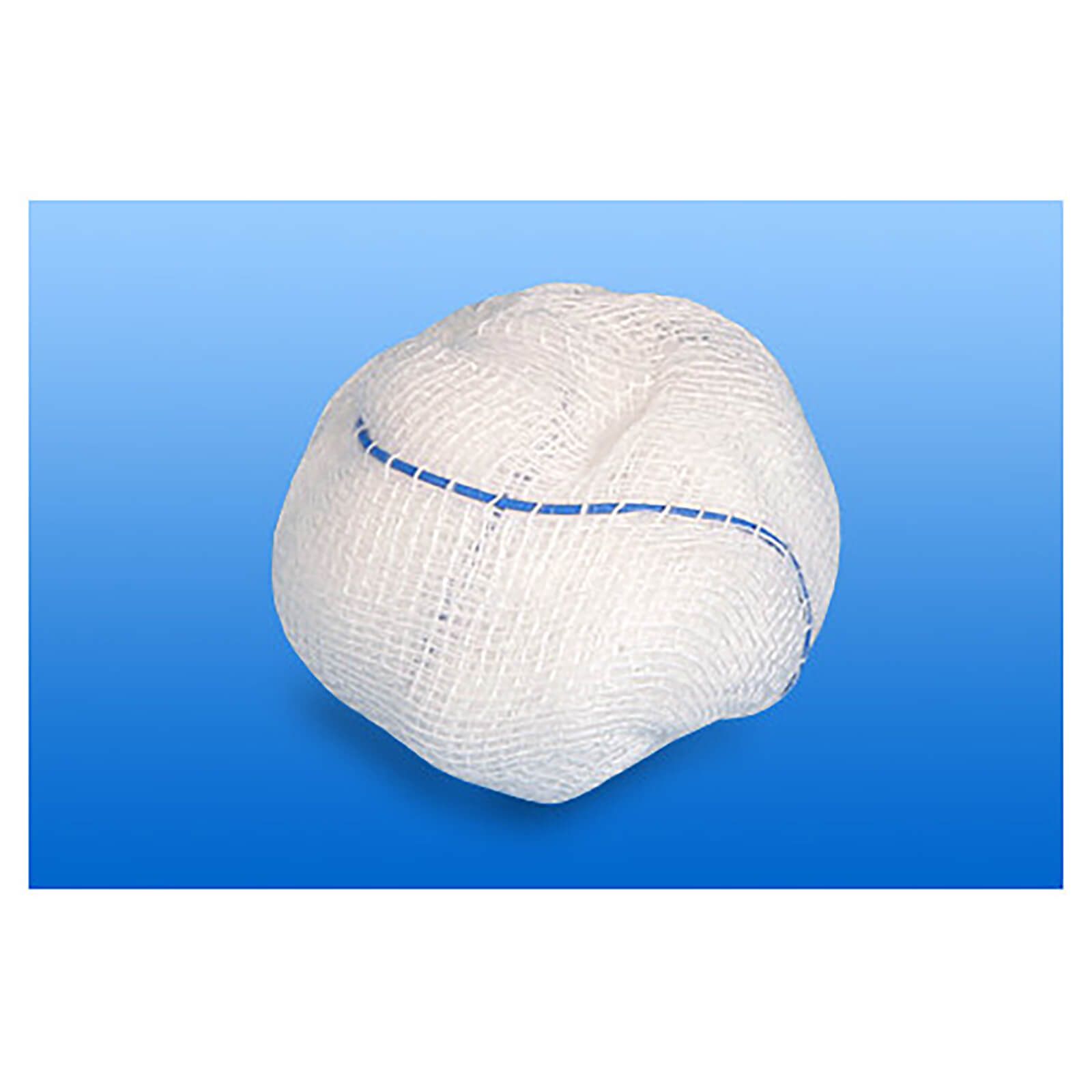 Runder Mulltupfer mit blauer Naht. Weißes, gewebtes Material.