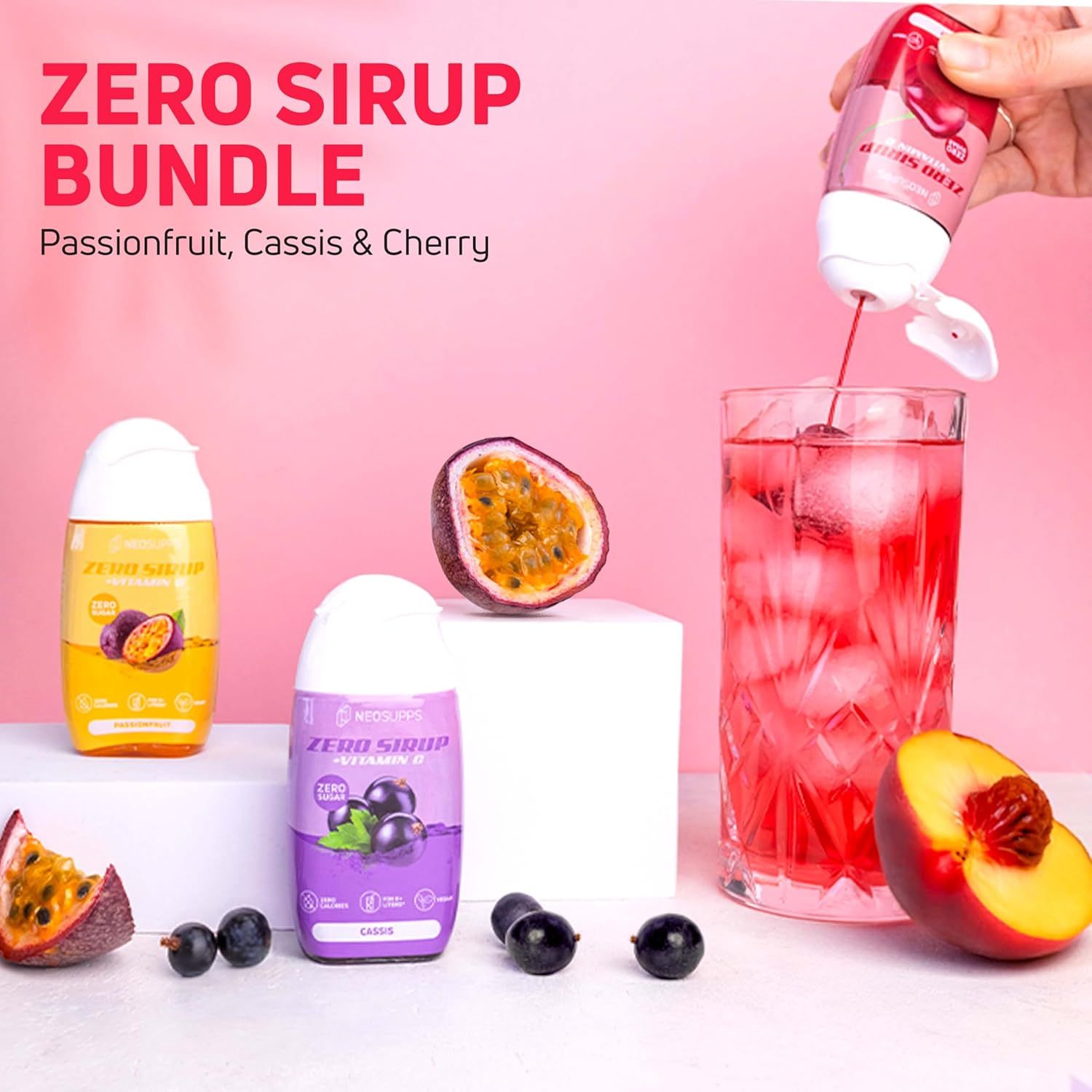 Drei Sirupflaschen: Passionfruit, Cassis & Cherry. Ein Glas mit Eiswürfeln und roter Flüssigkeit. Früchte: Maracuja, Pfirsich, Johannisbeeren.