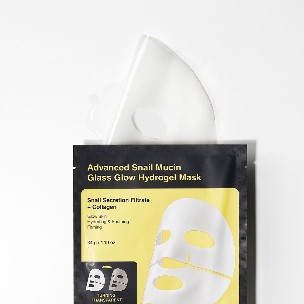 Advanced Snail Mucin Glass Glow Hydrogel Mask aus der Verpackung ragend.